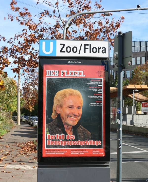 Fake-Plakat mit Hass-Botschaften gegen Thomas Gottschalk in Köln zu sehen.