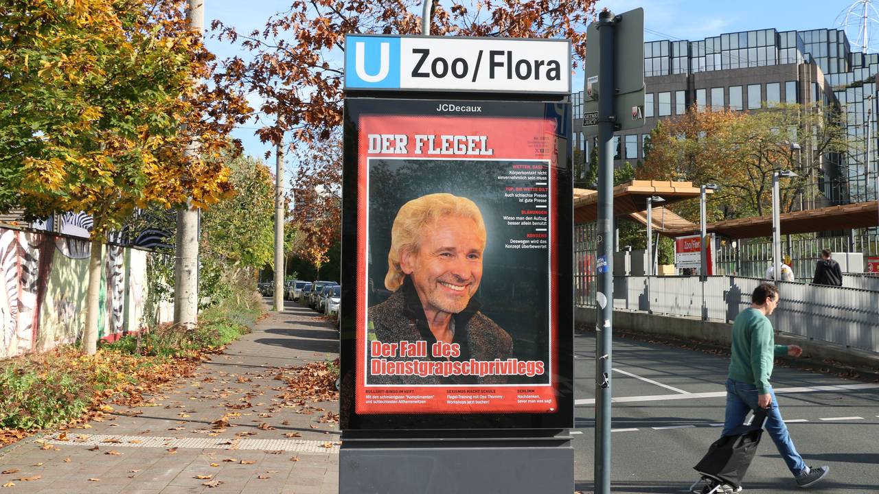 Fake-Plakat mit Hass-Botschaften gegen Thomas Gottschalk in Köln zu sehen.