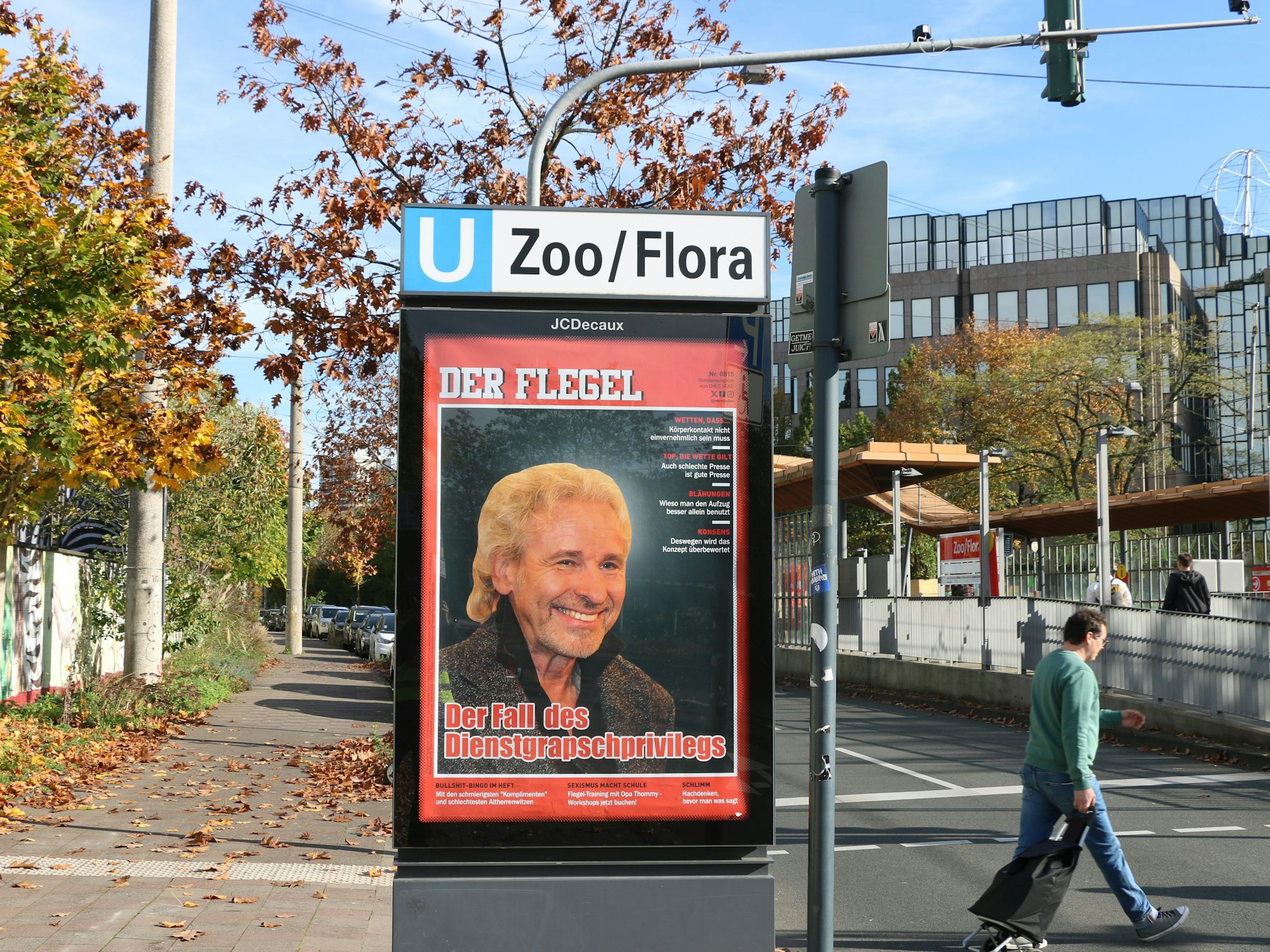 Fake-Plakat mit Hass-Botschaften gegen Thomas Gottschalk in Köln zu sehen.