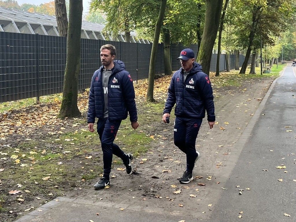 Trainer Gerhard Struber (r.) und Bernd Eibler kommen zum Training.