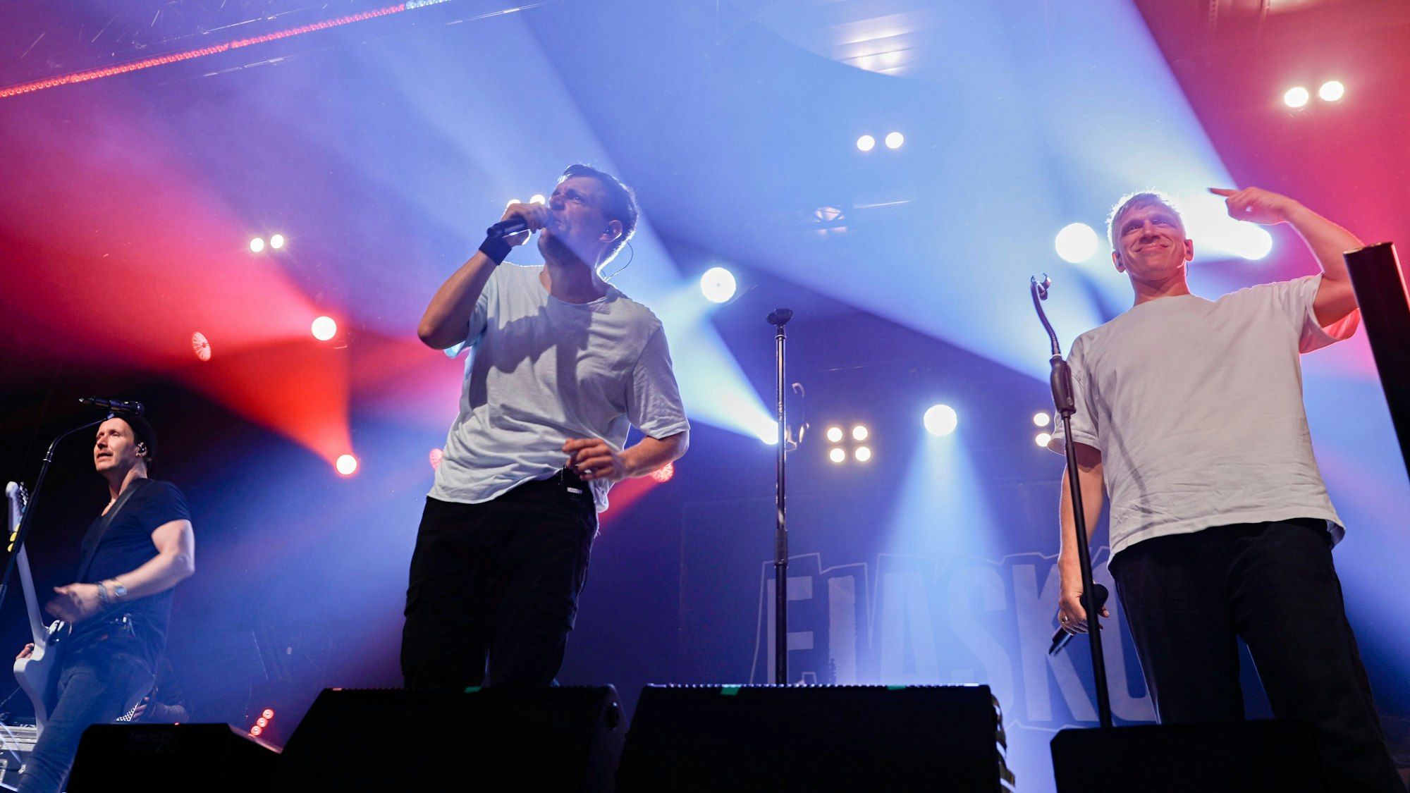 Kasalla-Frontmann Bastian Campmann gemeinsam mit Fiasko auf der Bühne.