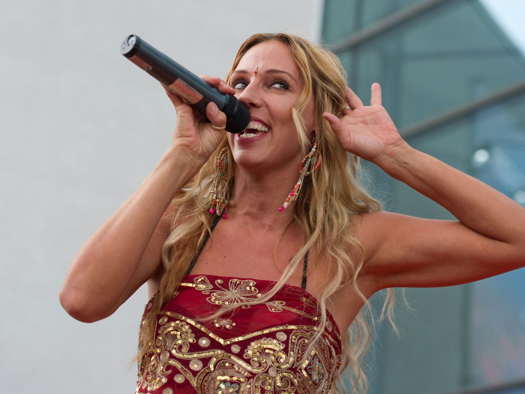 Sängerin Loona, hier 2010 in Stuttgart beim indischen Filmfestival „Bollywood and beyond“, hat am 26. Oktober 2024 in München bei der 90er-Supershow einen Heiratsantrag von ihrem Partner Mark van der Waal bekommen.