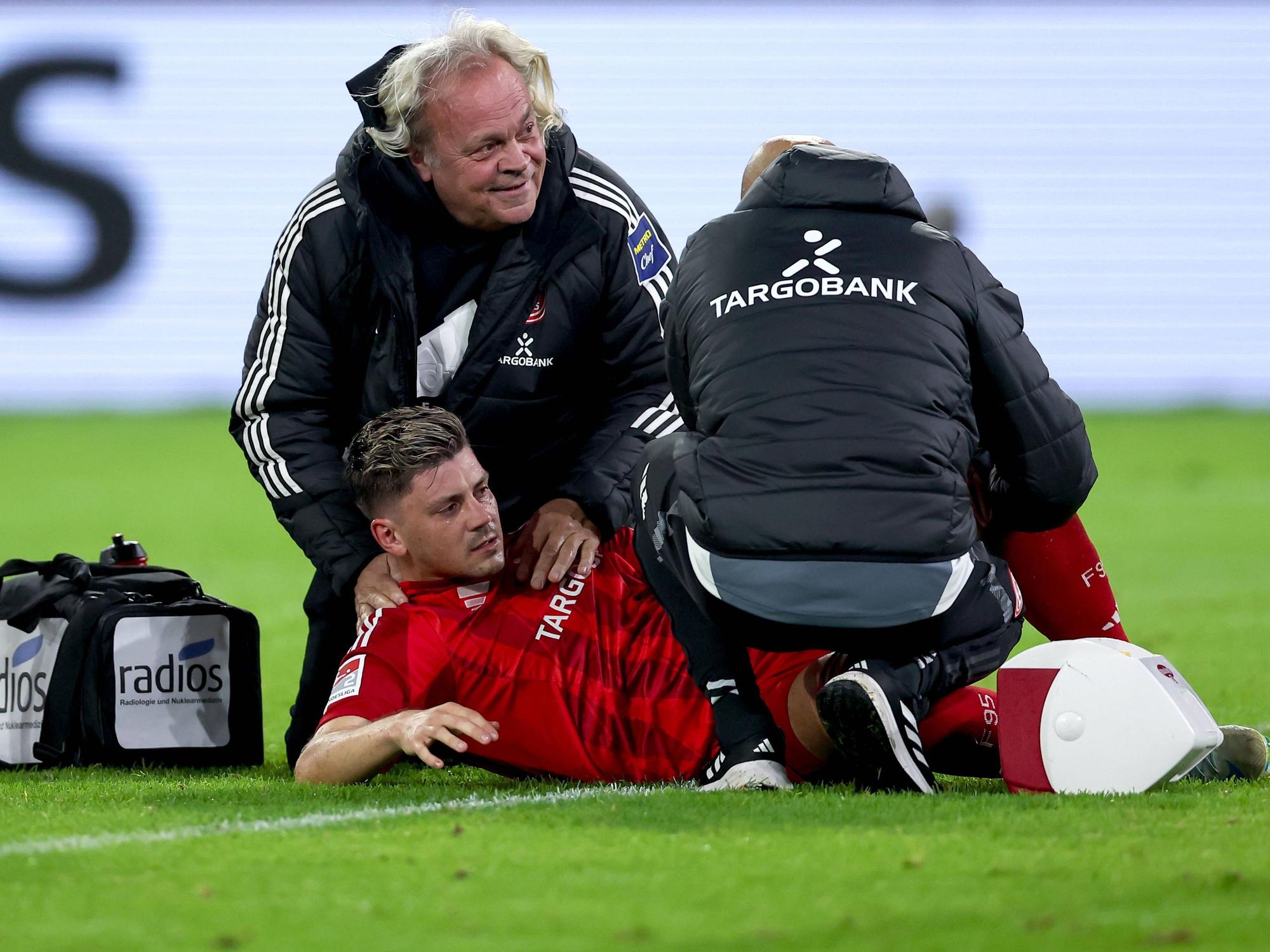 Dawid Kownacki wird behandelt.