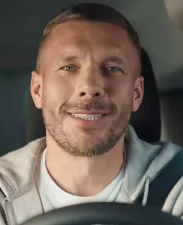 Lukas Podolski im aktuellen VW-Spot, der für den ID.Buzz Freestyle wirbt.