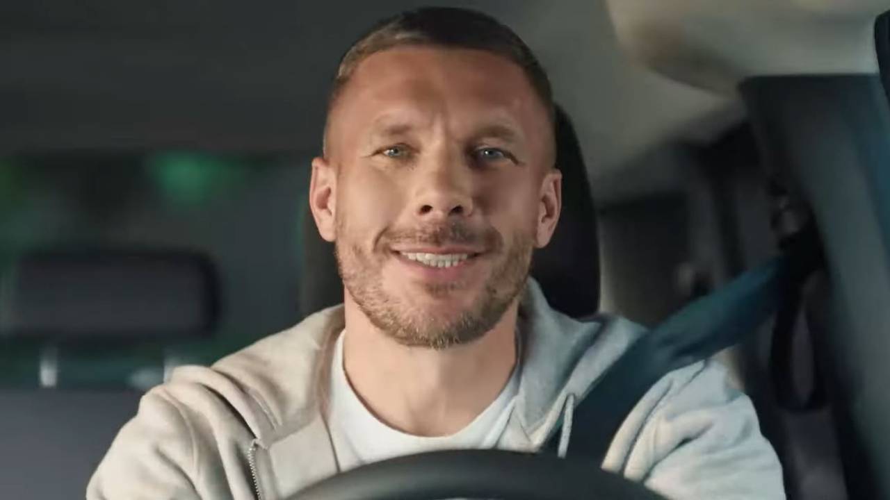Lukas Podolski im aktuellen VW-Spot, der für den ID.Buzz Freestyle wirbt.