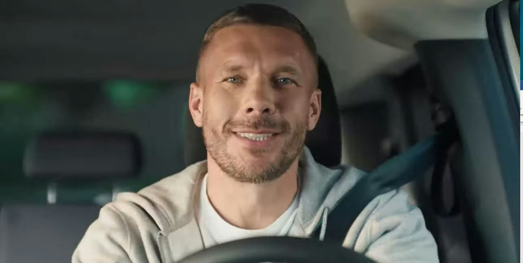 Lukas Podolski im aktuellen VW-Spot, der für den ID.Buzz Freestyle wirbt.