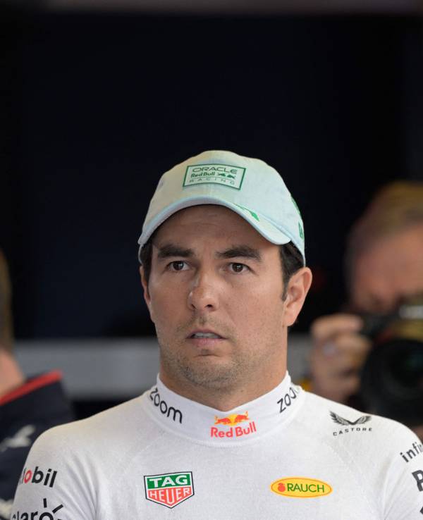 Sergio Perez mit einem Teamingenieur von Red Bull.