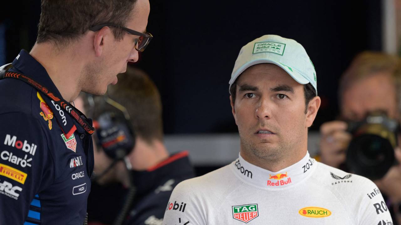 Sergio Perez mit einem Teamingenieur von Red Bull.