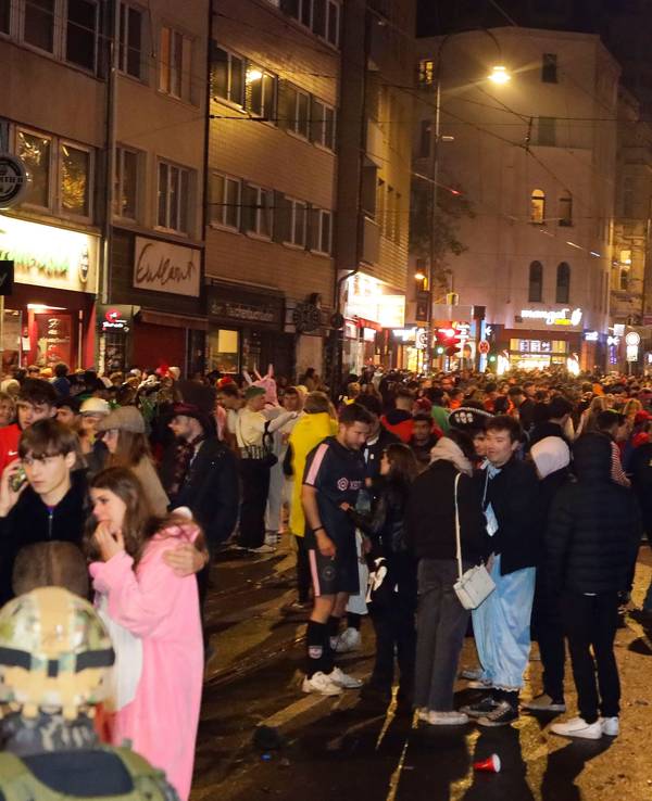 Viele Jecken stehen auf der Zülpicher Straße und feiern den 11.11.