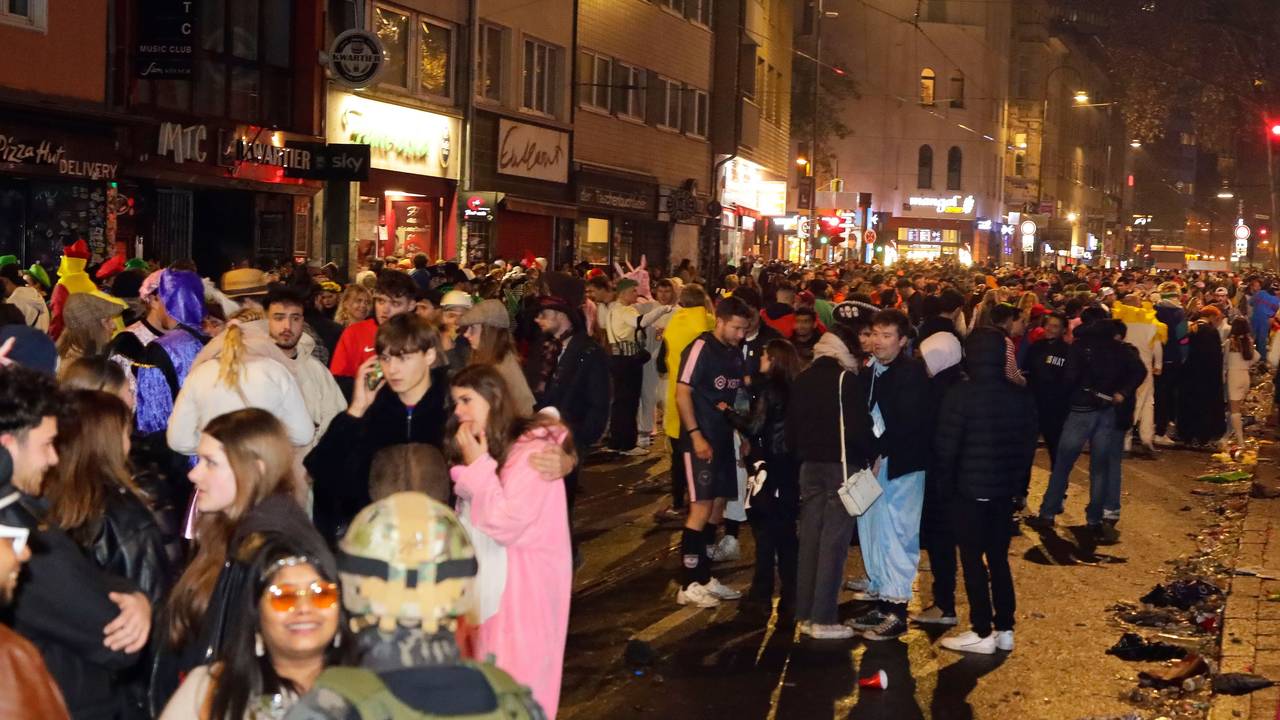 Viele Jecken stehen auf der Zülpicher Straße und feiern den 11.11.