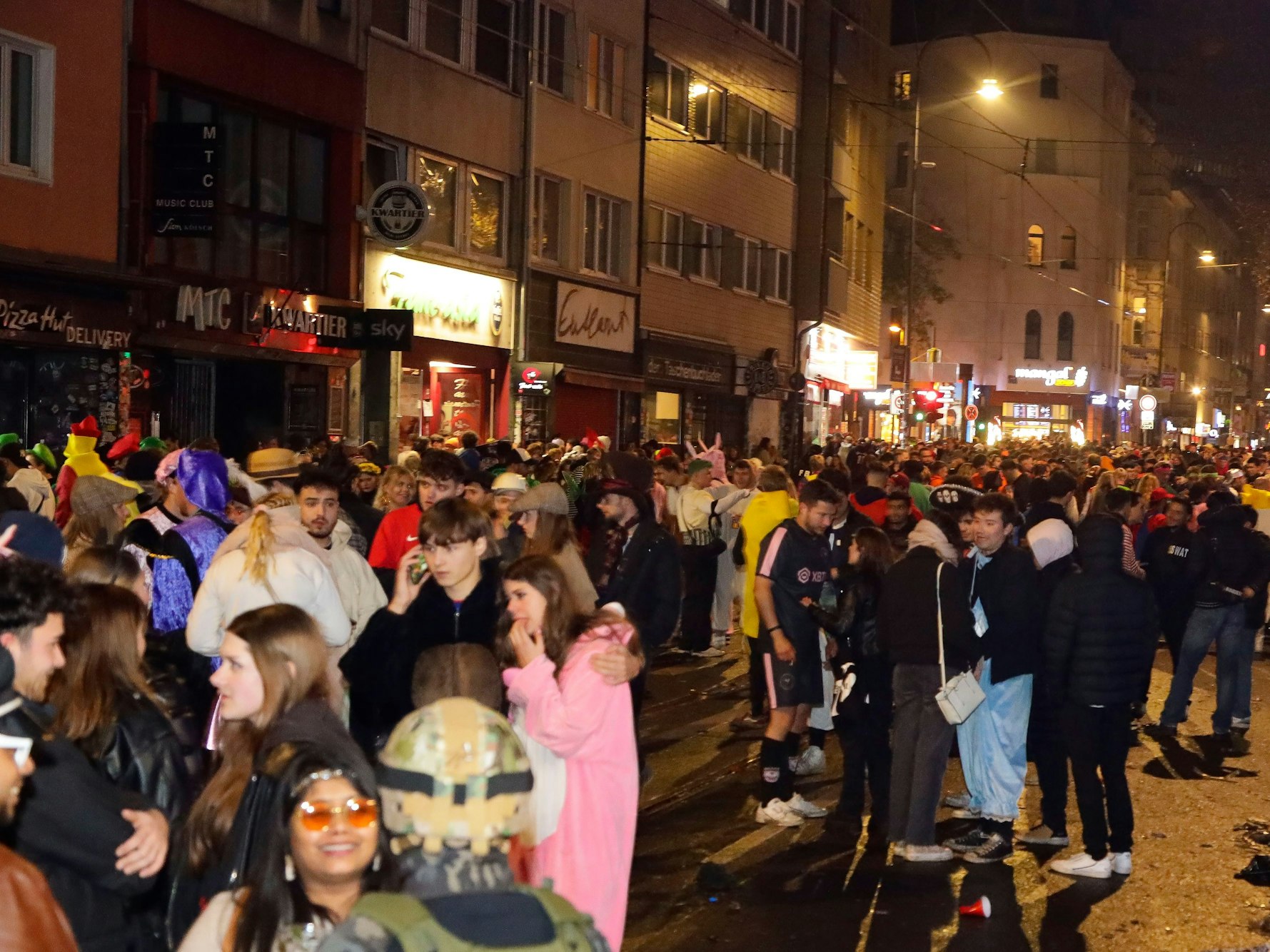 Viele Jecken stehen auf der Zülpicher Straße und feiern den 11.11.