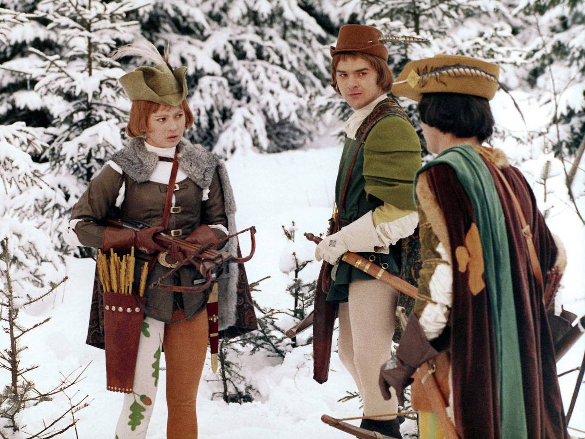 Als Jäger verkleidet, schießt Aschenbrödel (Libuse Safrankova) im Film „Drei Haselnüsse für Aschenbrödel“ mit dem Prinzen (Pavel Travnicek, rechts) um die Wette (undatierte Filmszene).