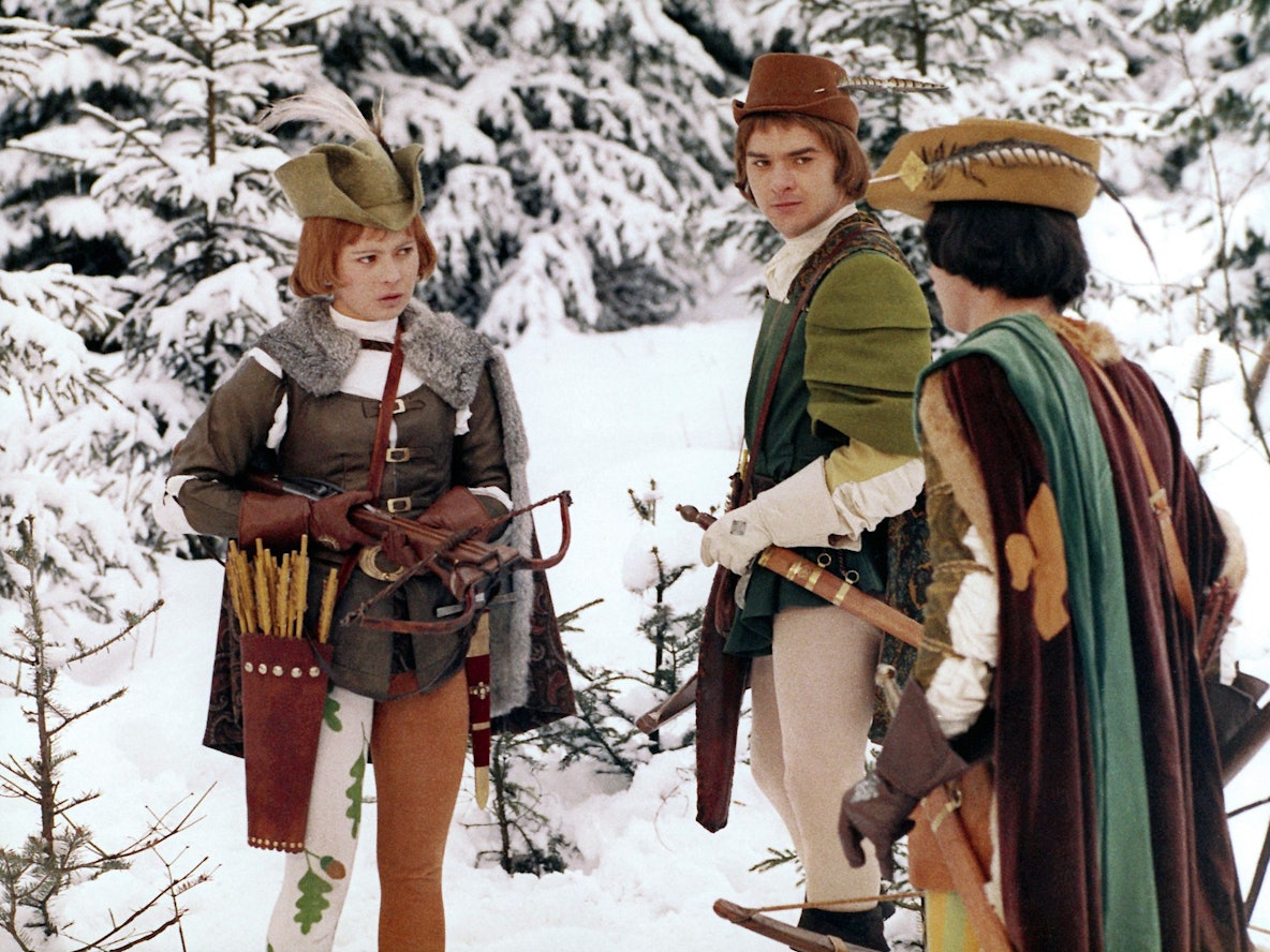 Als Jäger verkleidet, schießt Aschenbrödel (Libuse Safrankova) im Film „Drei Haselnüsse für Aschenbrödel“ mit dem Prinzen (Pavel Travnicek, rechts) um die Wette (undatierte Filmszene).