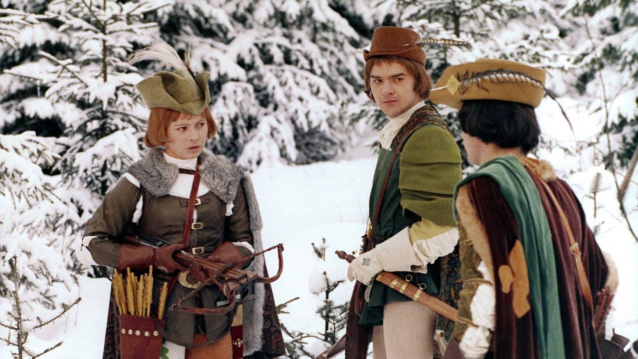 Als Jäger verkleidet, schießt Aschenbrödel (Libuse Safrankova) im Film „Drei Haselnüsse für Aschenbrödel“ mit dem Prinzen (Pavel Travnicek, rechts) um die Wette (undatierte Filmszene).