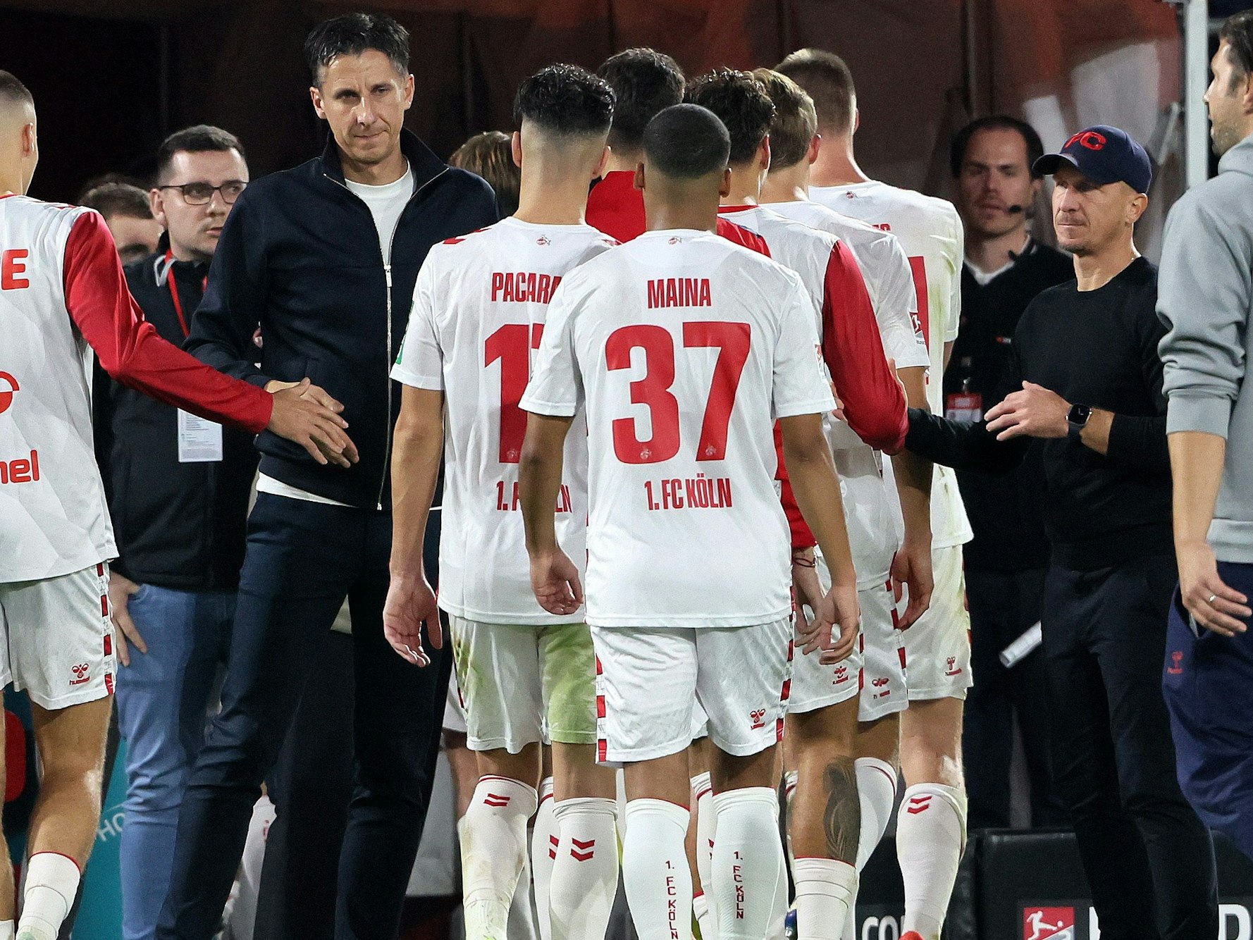 Christian Keller (links) und Gerhard Struber mit den Spielern des 1. FC Köln.