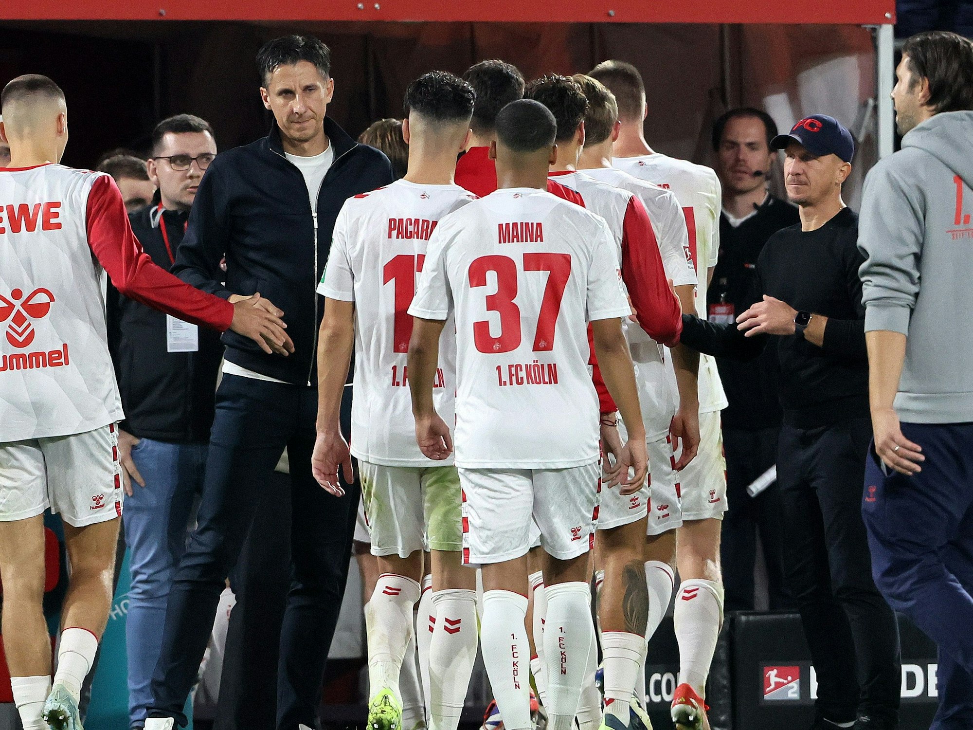 Christian Keller (links) und Gerhard Struber (rechts) klatschen die Spieler nach der Niederlage auf dem Rückweg von der Südtribüne ab.