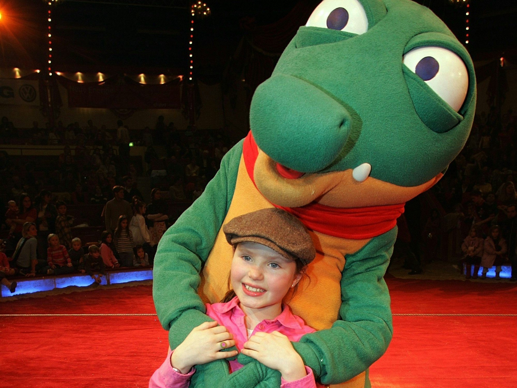 Die Nachwuchs-Sängerin Joy Gruttmann posiert am 11. Dezember 2005 bei der Wintergala des Zirkus LILALU im Cirkus Krone in München mit dem Krokodil „Schnappi“.