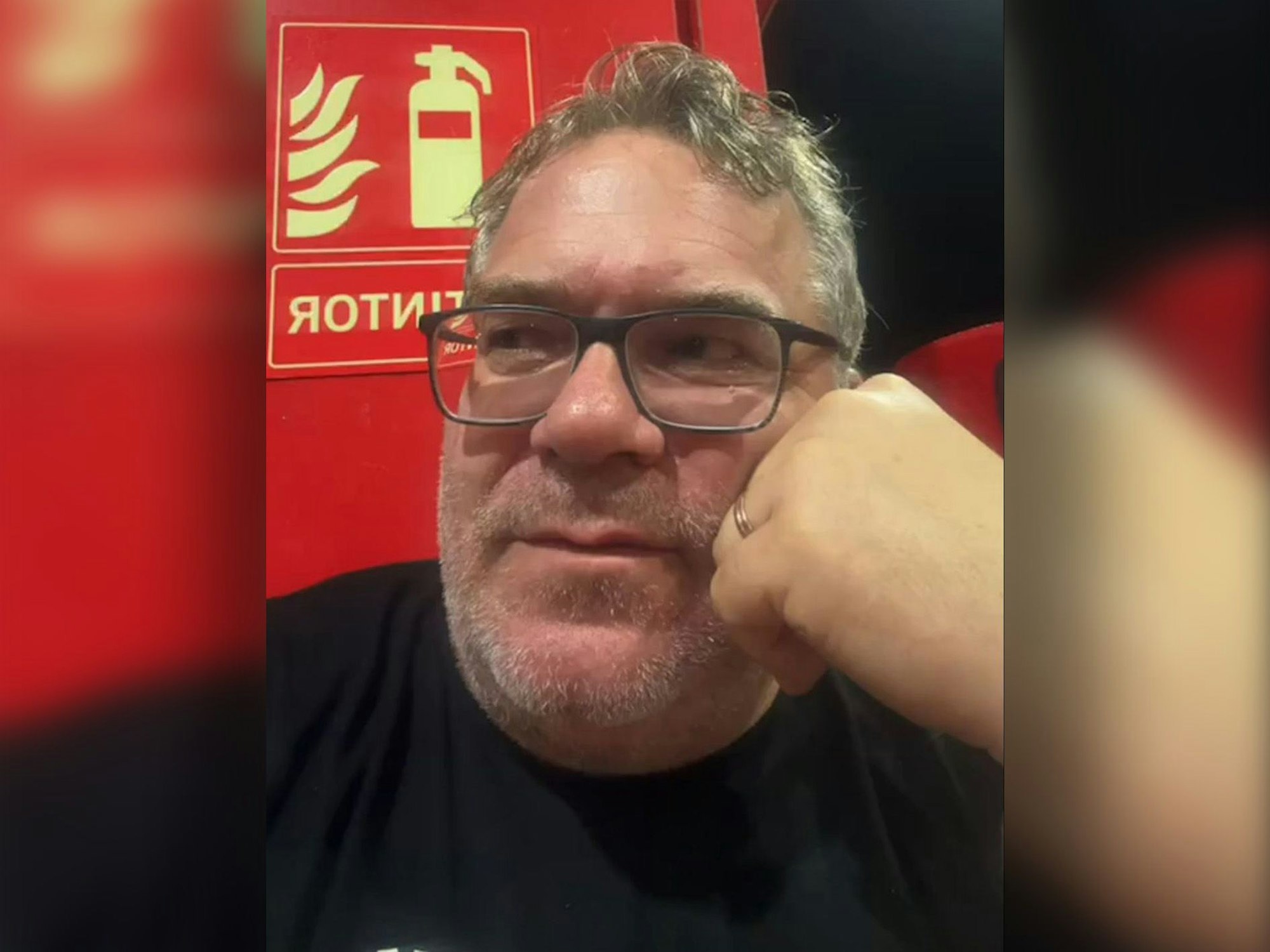 TV-Star Elton strandet mitten in der Nacht einer Malle-Tankstelle. Der Grund: Unwetter auf der Urlaubsinsel.