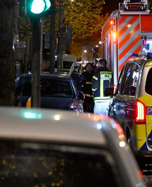 Polizei- und Feuerwehrwagen stehen an einem Tatort im Stadtteil Ehrenfeld. Am Donnerstagabend sind zwei Männer durch Schüsse schwer verletzt worden. Die Polizei wurde wegen einer Schlägerei gerufen und hat vor Ort die verletzten Männer gefunden. +++ dpa-Bildfunk +++