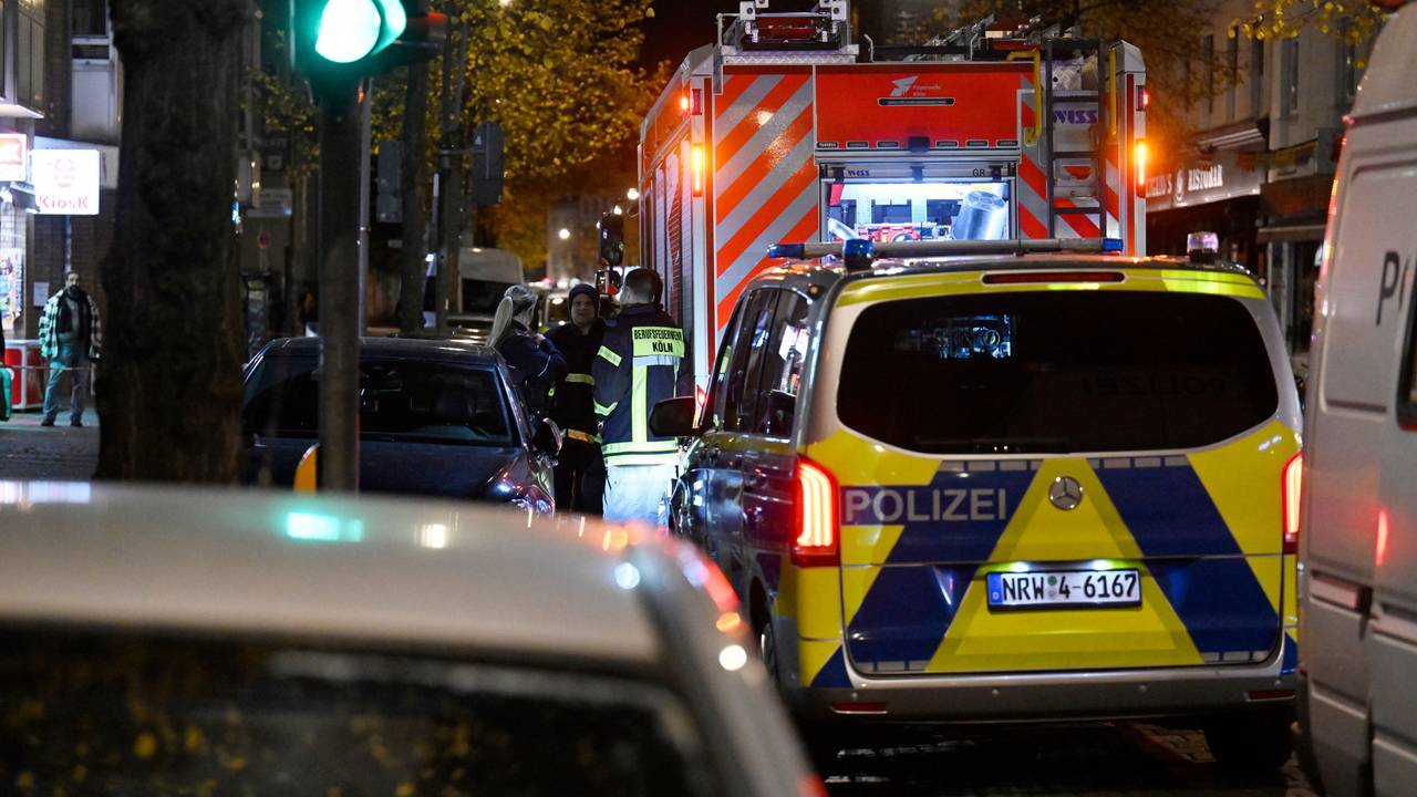 Polizei- und Feuerwehrwagen stehen an einem Tatort im Stadtteil Ehrenfeld. Am Donnerstagabend sind zwei Männer durch Schüsse schwer verletzt worden. Die Polizei wurde wegen einer Schlägerei gerufen und hat vor Ort die verletzten Männer gefunden. +++ dpa-Bildfunk +++