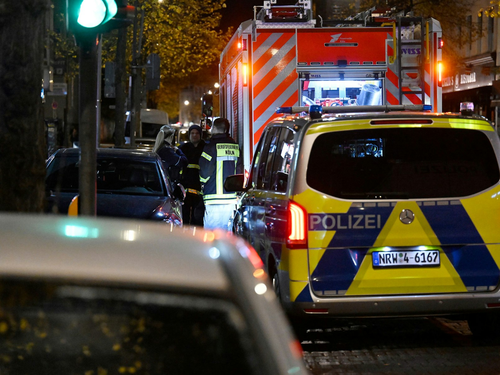 Polizei- und Feuerwehrwagen stehen an einem Tatort.