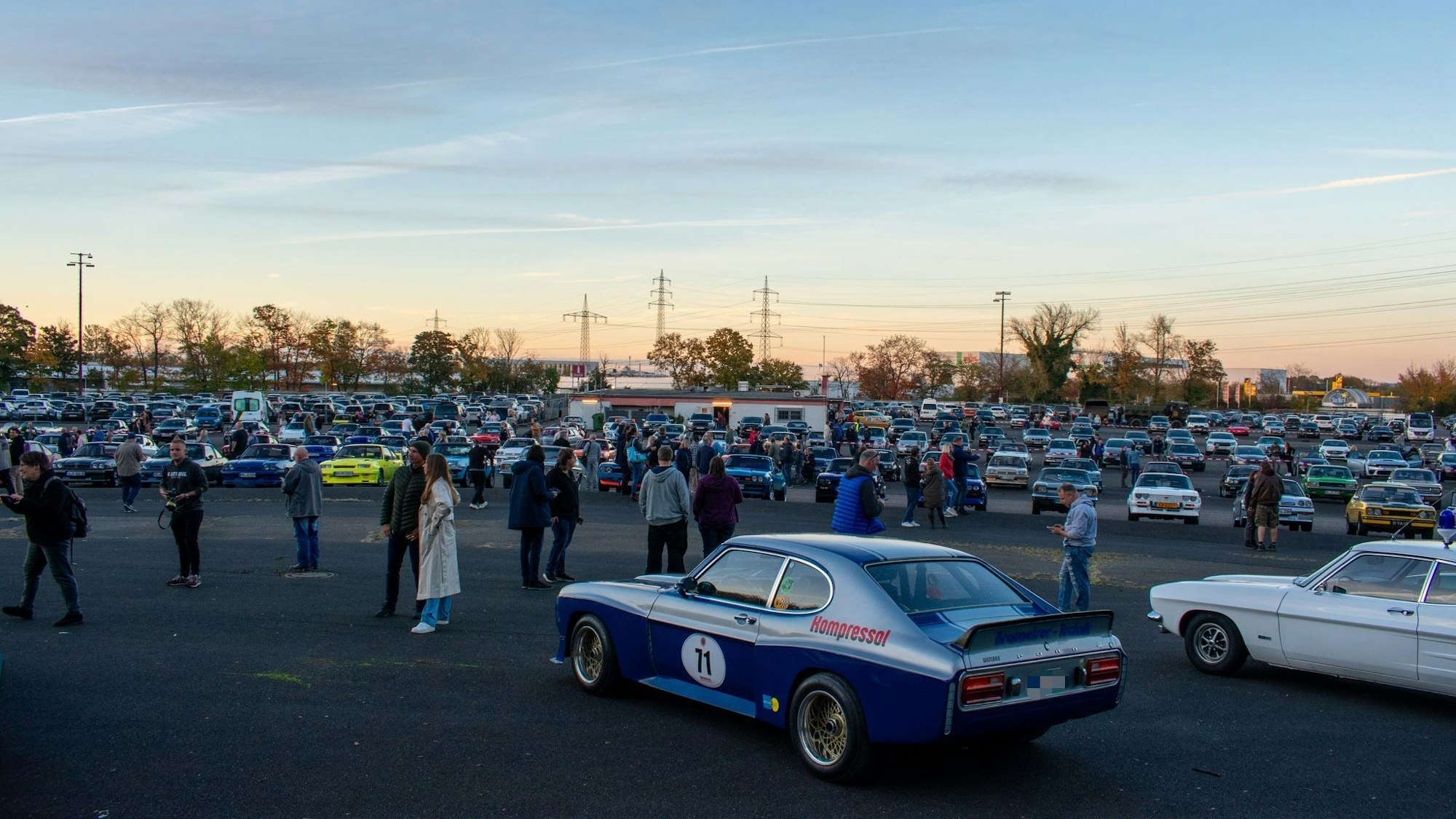 Das Kölner Autokino war am Samstag (26. Oktober 2024) pickepackevoll, viele Ford Capris und Opel Mantas waren zu sehen.