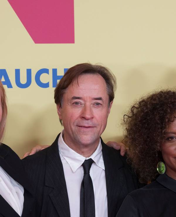 Nadja Uh (l-r), Jan Josef Liefers, Denise M’Baye, und Regisseur Simon Verhoeven auf dem roten Teppich bei der Weltpremiere des Films „Alter weißer Mann“.