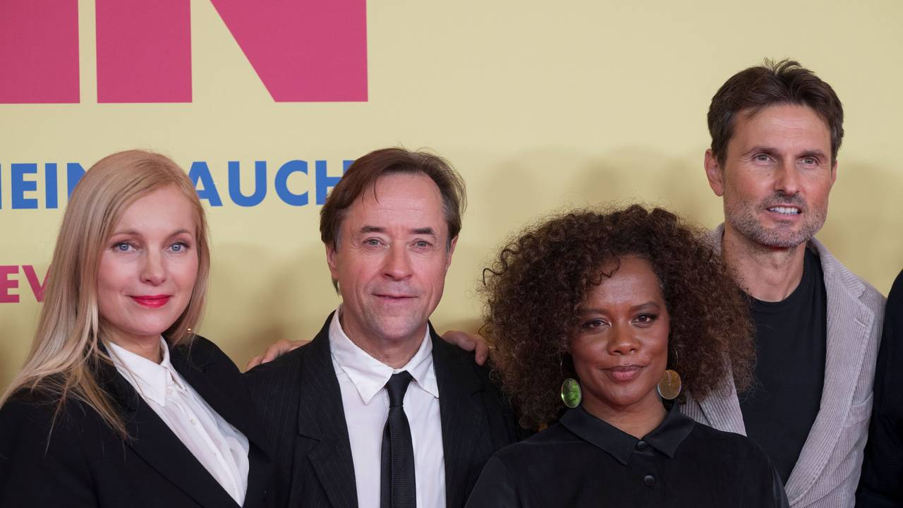 Nadja Uh (l-r), Jan Josef Liefers, Denise M’Baye, und Regisseur Simon Verhoeven auf dem roten Teppich bei der Weltpremiere des Films „Alter weißer Mann“.