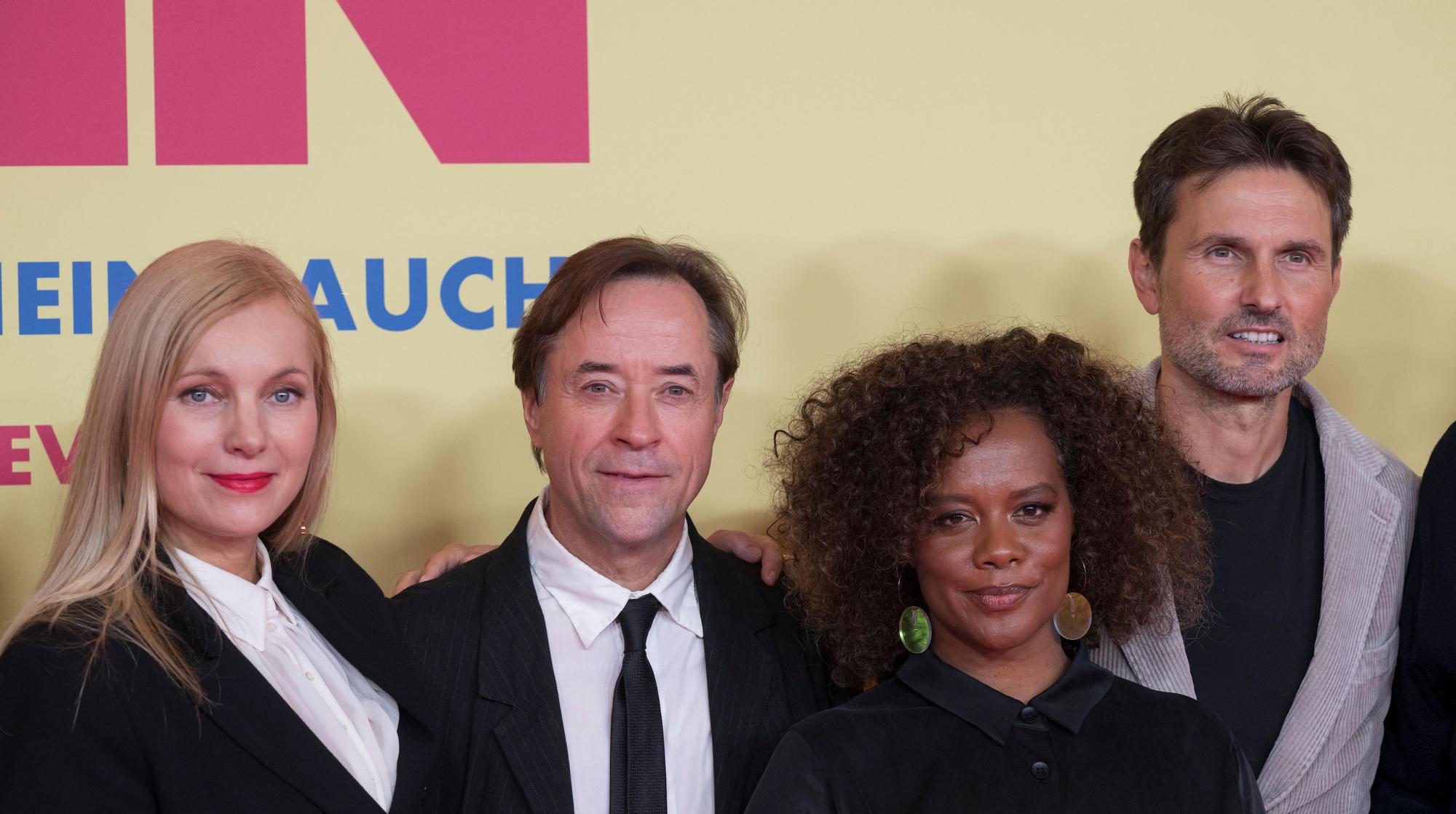 Nadja Uh (l-r), Jan Josef Liefers, Denise M’Baye, und Regisseur Simon Verhoeven auf dem roten Teppich bei der Weltpremiere des Films „Alter weißer Mann“.