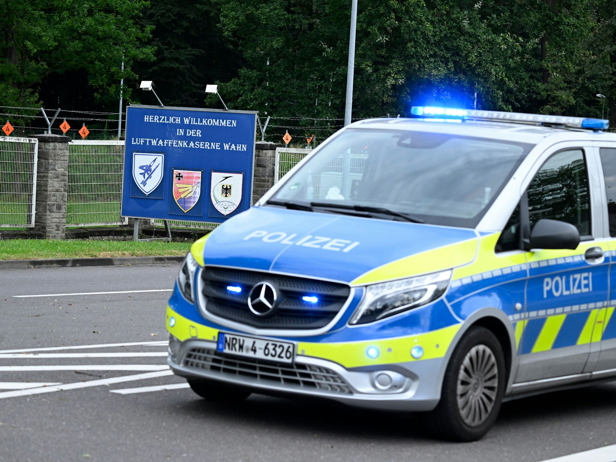 Ein Polizeiauto steht vor dem Eingang zur Luftwaffenkaserne in Wahn.