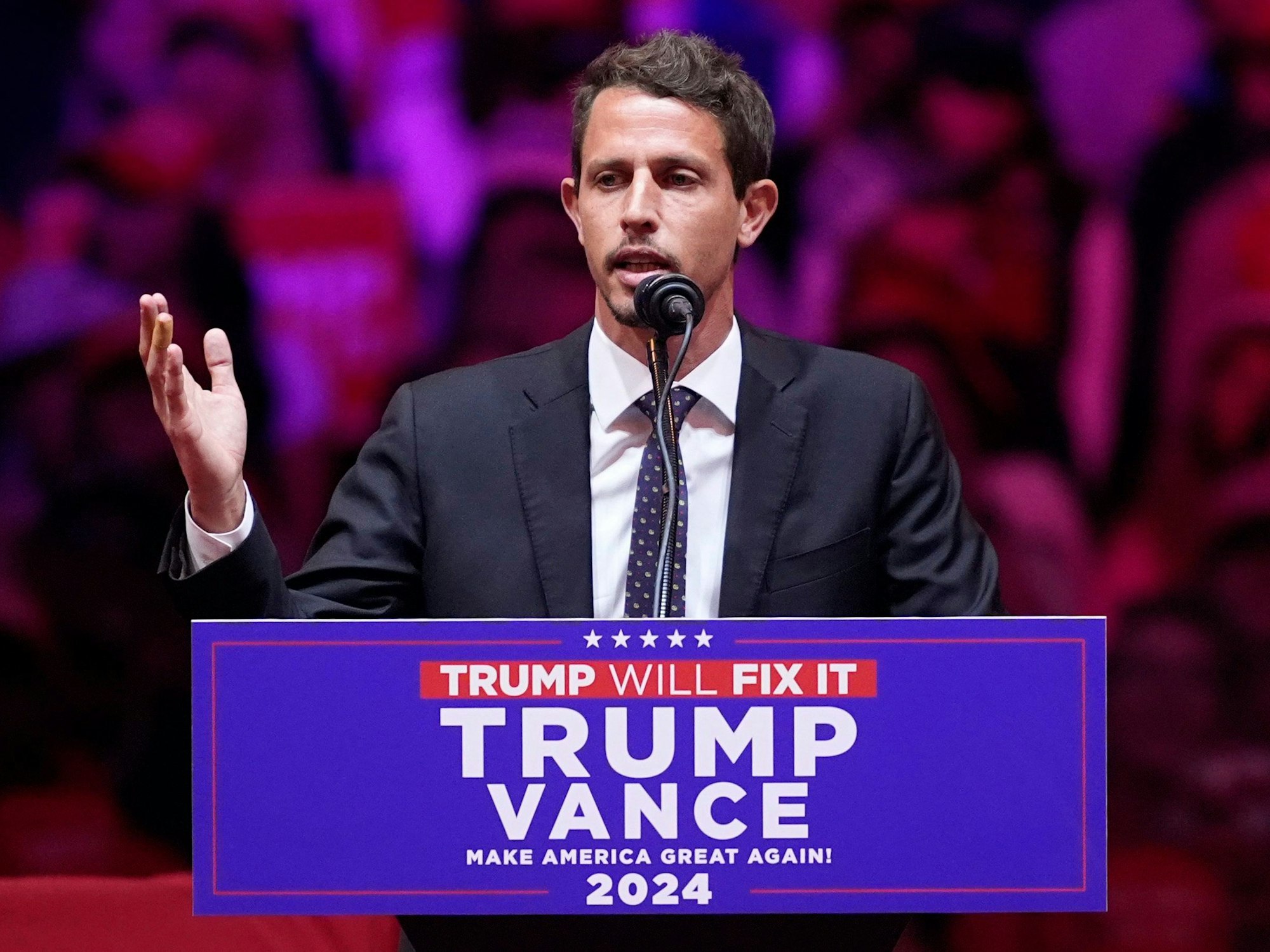 Tony Hinchcliffe spricht vor dem republikanischen Präsidentschaftskandidaten und ehemaligen Präsidenten D.Trump bei der Wahlkampfveranstaltung im Madison Square Garden in New York.