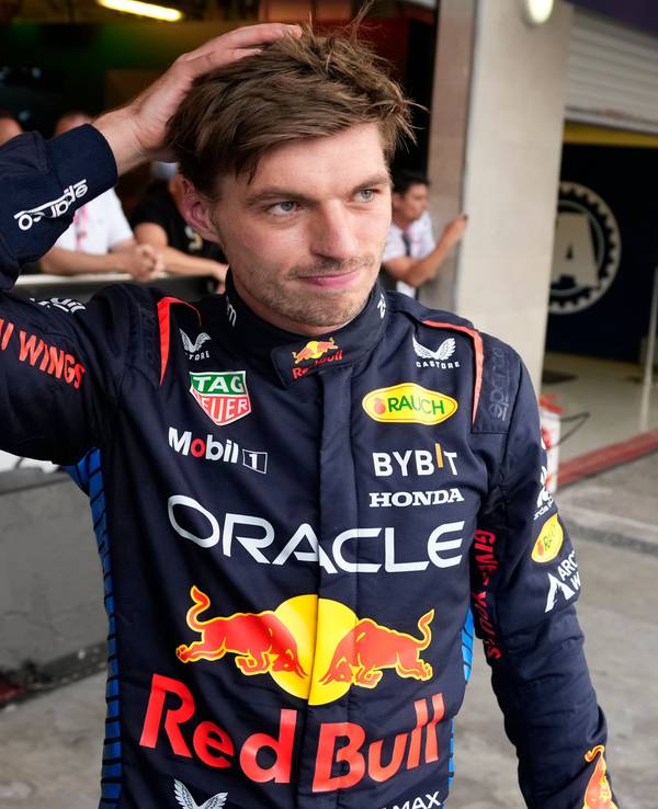 Max Verstappen fasst sich an den Kopf.