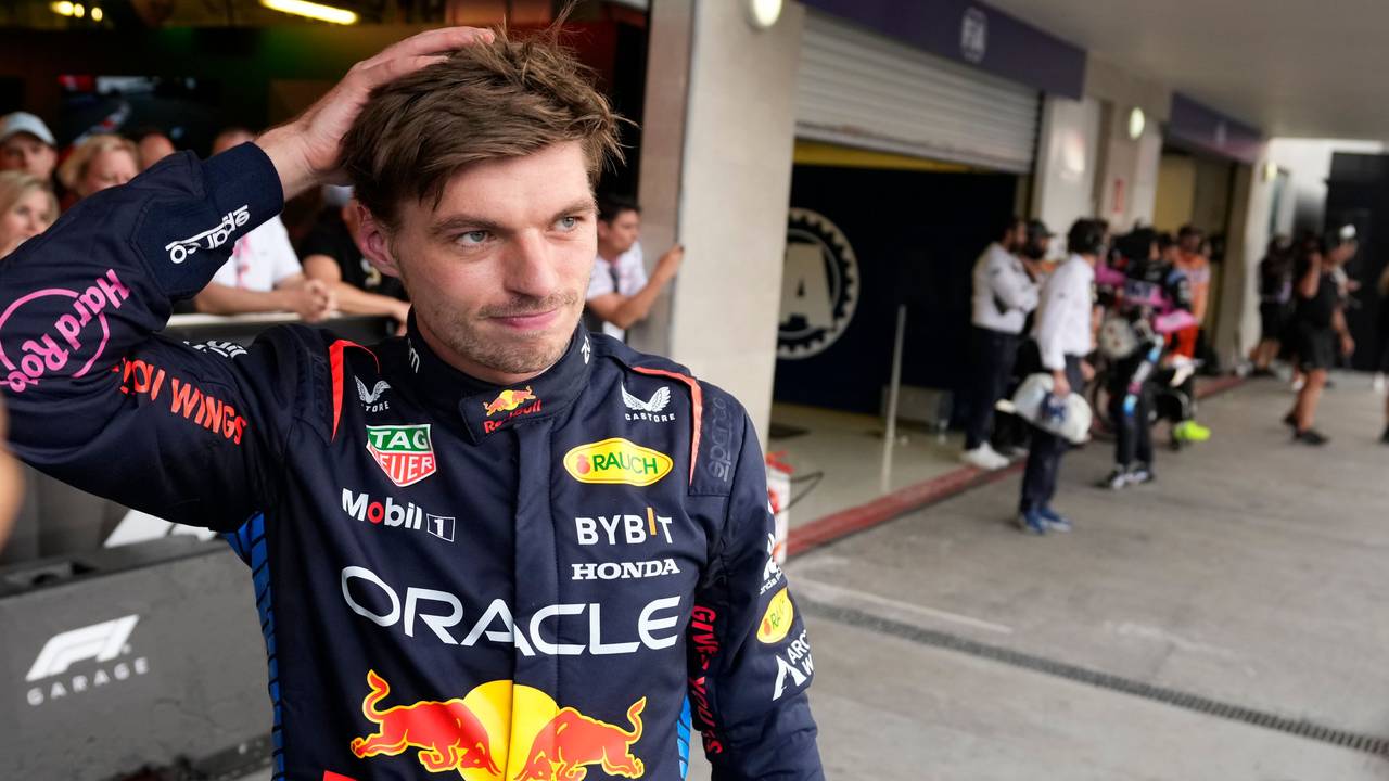 Max Verstappen fasst sich an den Kopf.