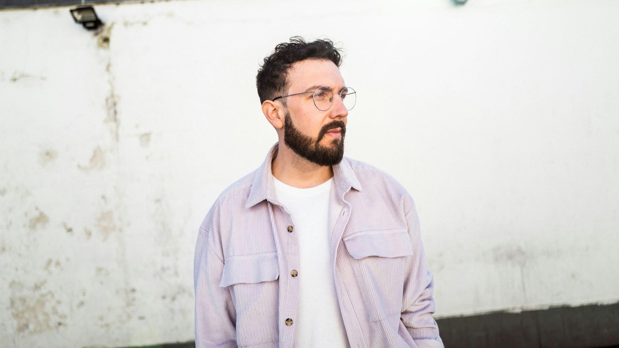 Nico Gomez posiert für den Fotografen.