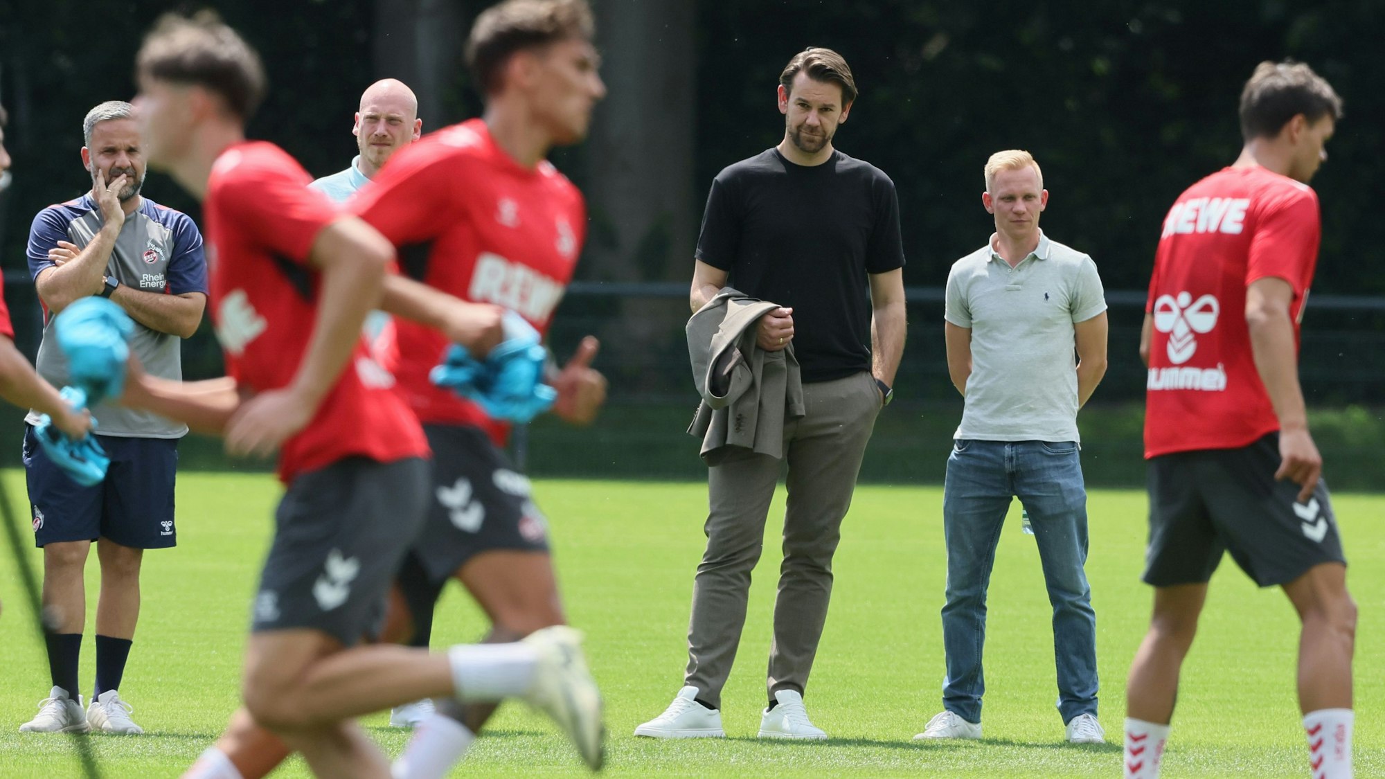 Sascha Bigalke und Thomas Kessler beobachten das FC-Training.