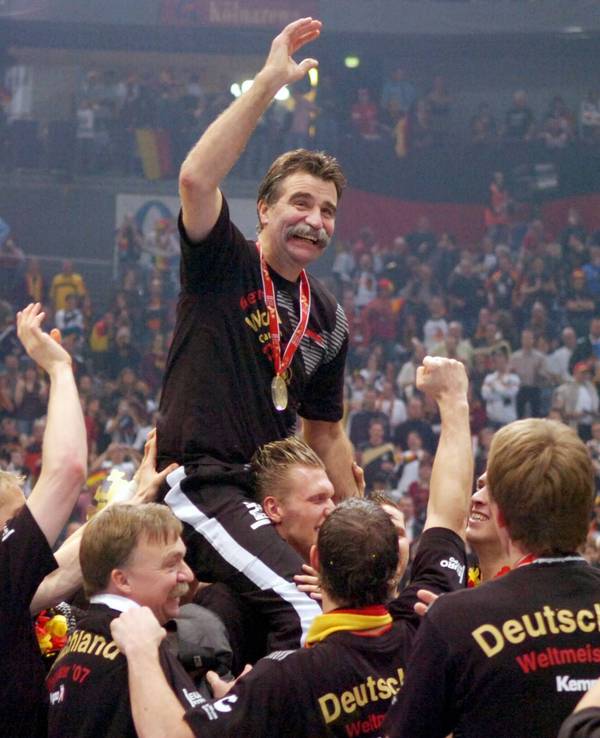 Deutschland ist Weltmeister 2007: Bundestrainer Heiner Brand auf den Schultern seiner Spieler.