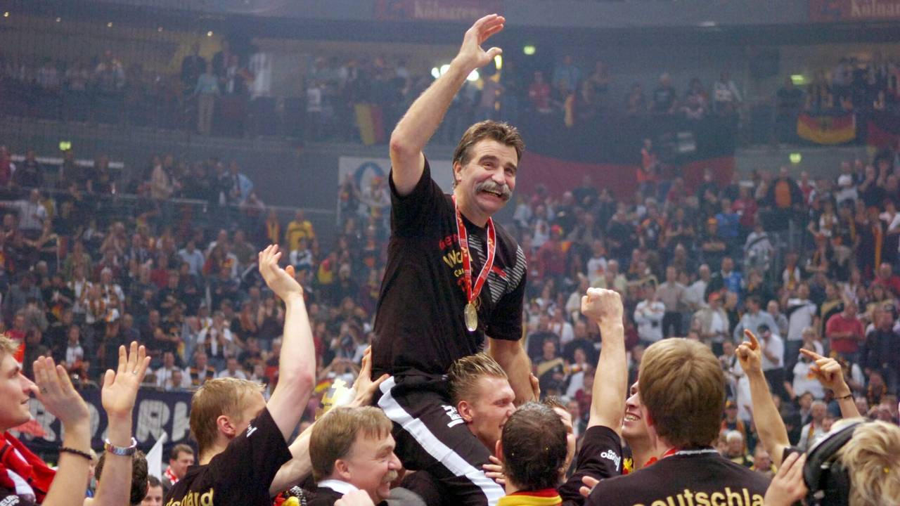 Deutschland ist Weltmeister 2007: Bundestrainer Heiner Brand auf den Schultern seiner Spieler.