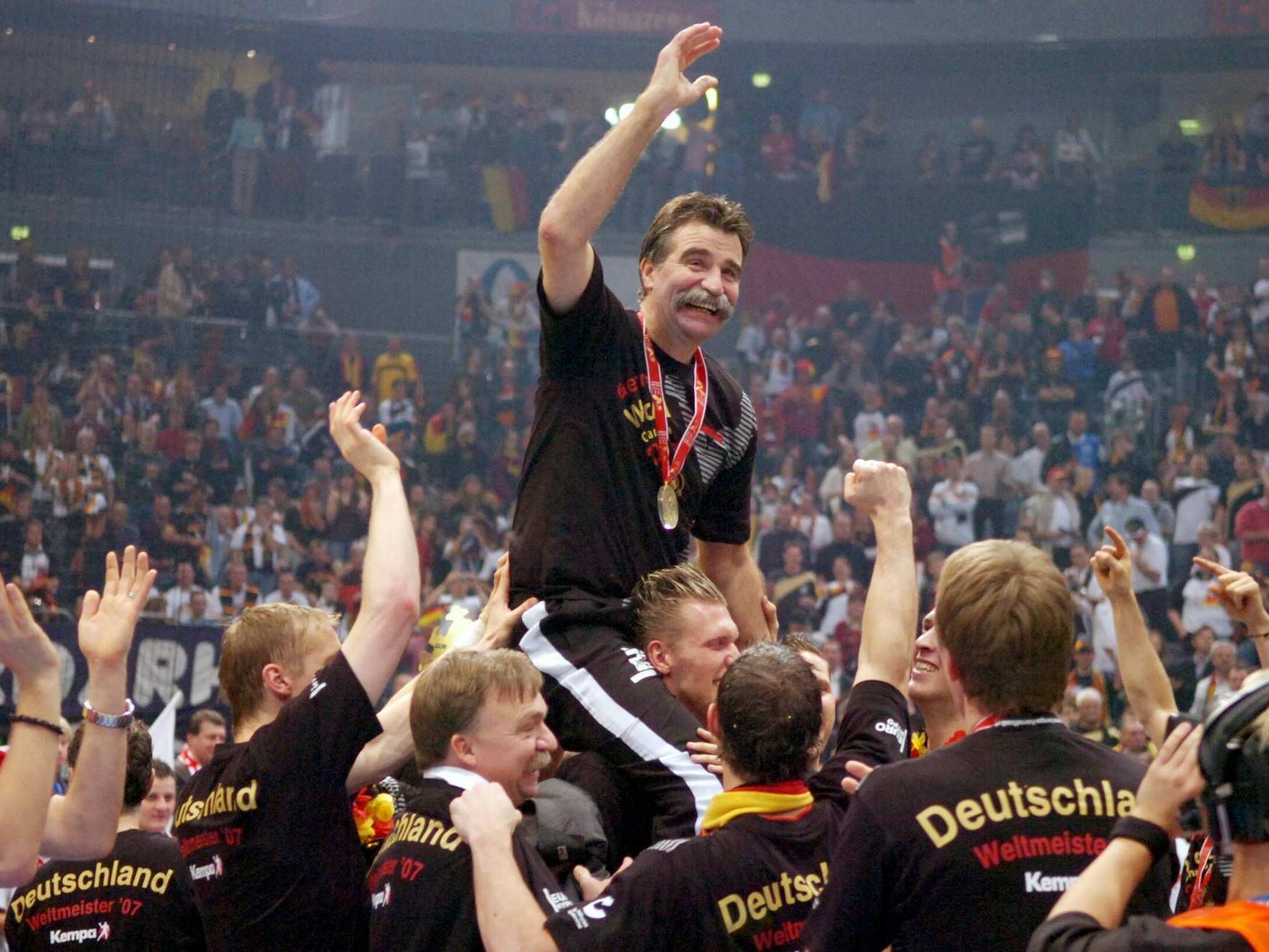 Deutschland ist Weltmeister 2007: Bundestrainer Heiner Brand auf den Schultern seiner Spieler.