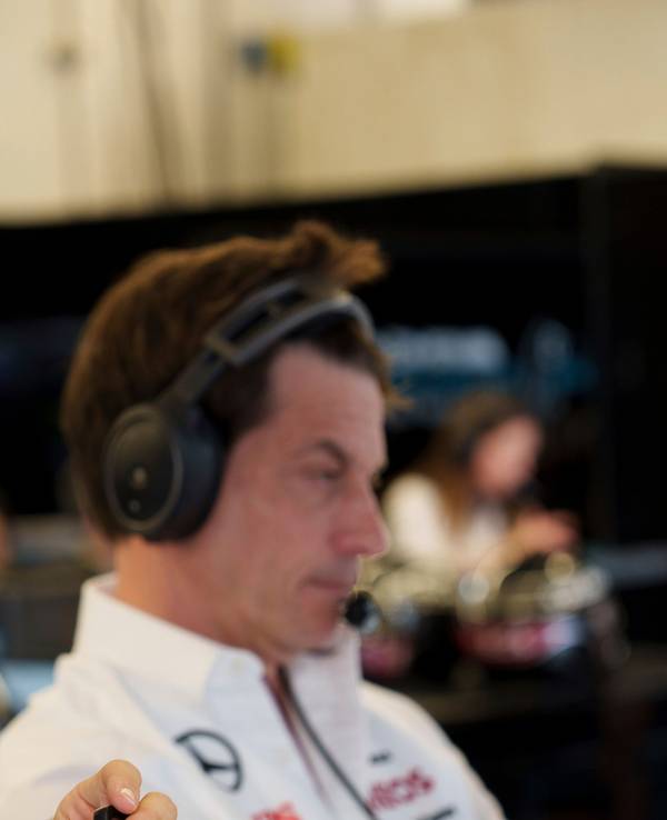 Mercedes-Reservepilot Mick Schumacher (l) aus Deutschland steht neben Mercedes-Teamchef Toto Wolff während des Freien Trainings.