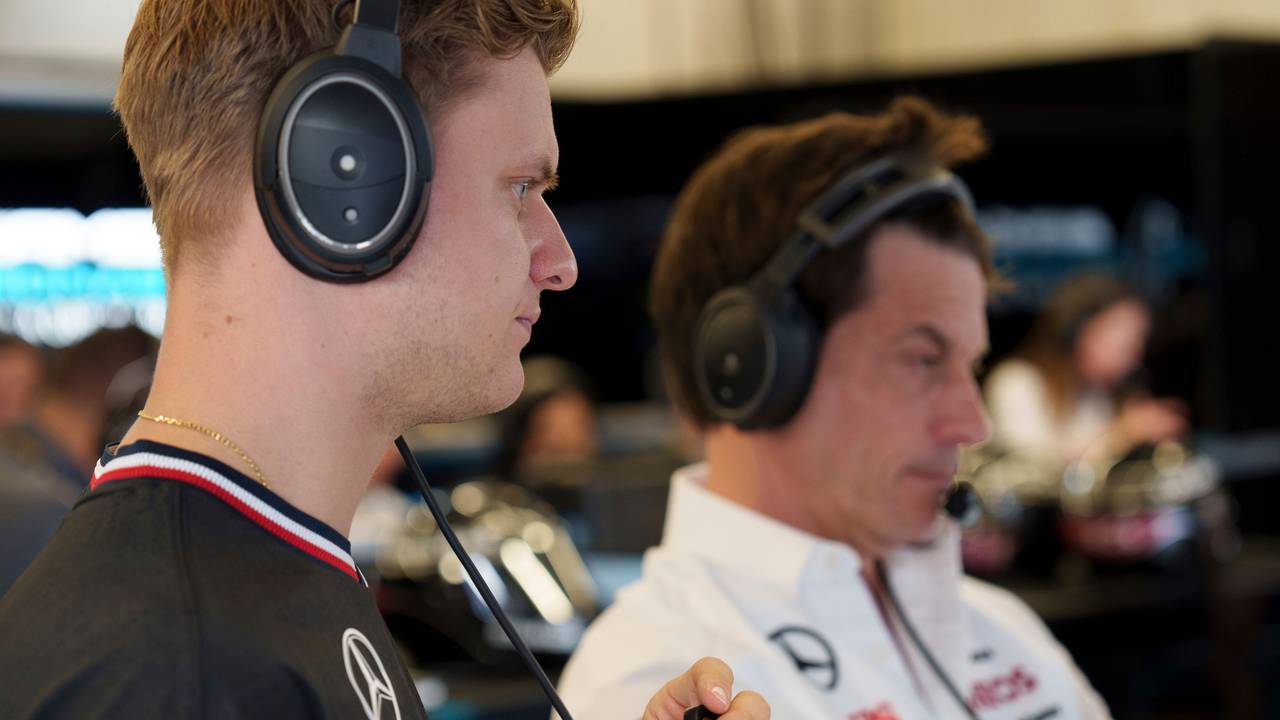 Mercedes-Reservepilot Mick Schumacher (l) aus Deutschland steht neben Mercedes-Teamchef Toto Wolff während des Freien Trainings.