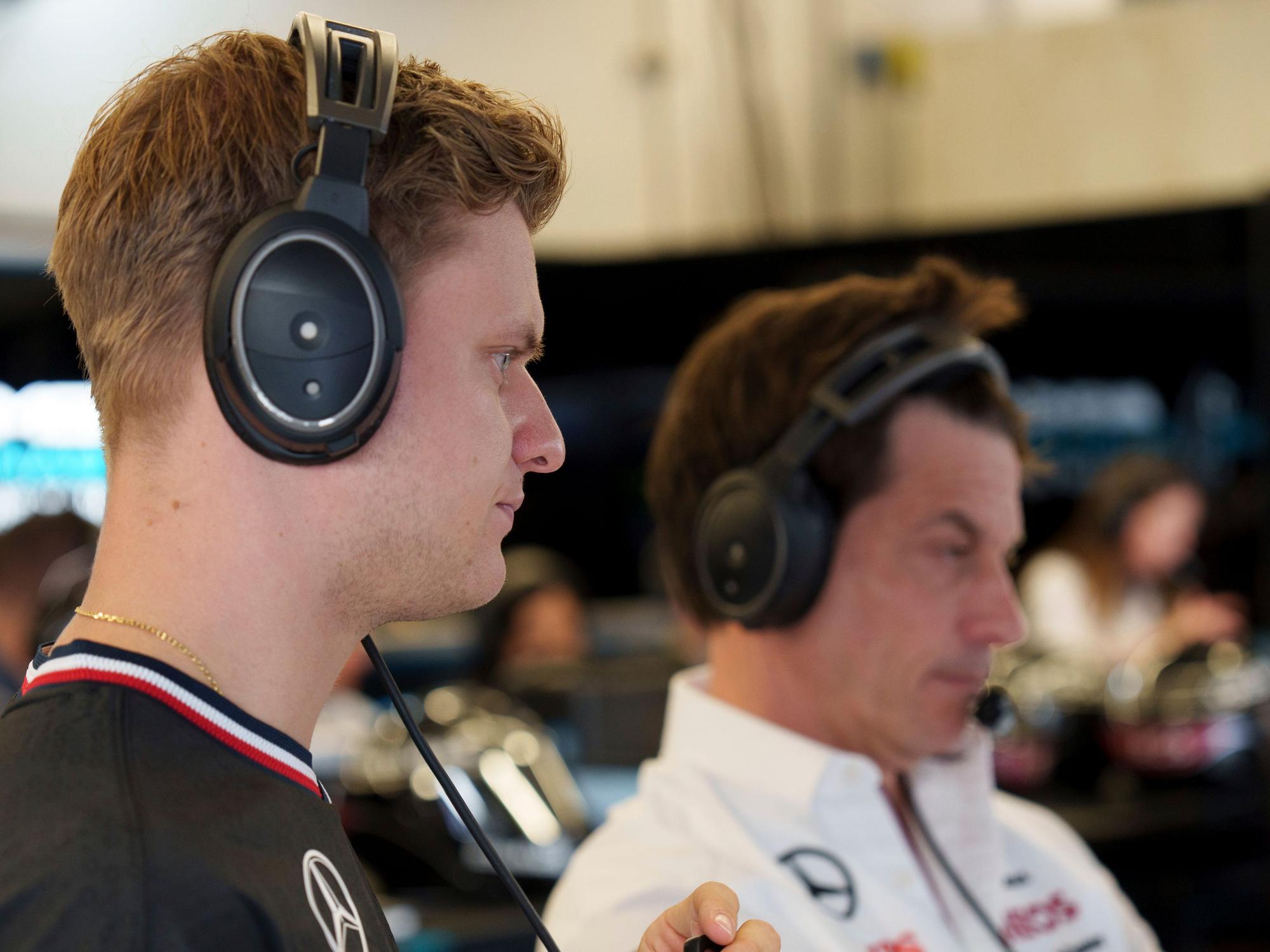 Mercedes-Reservepilot Mick Schumacher (l) aus Deutschland steht neben Mercedes-Teamchef Toto Wolff während des Freien Trainings.