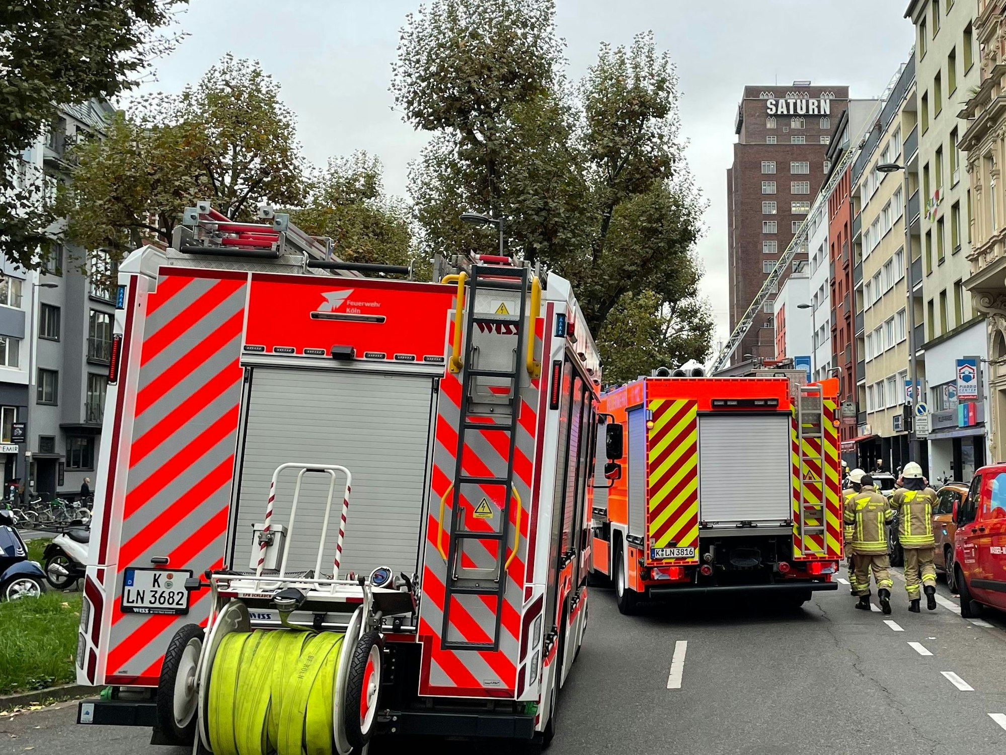 Feuerwehrfahrzeuge auf dem Hansaring.