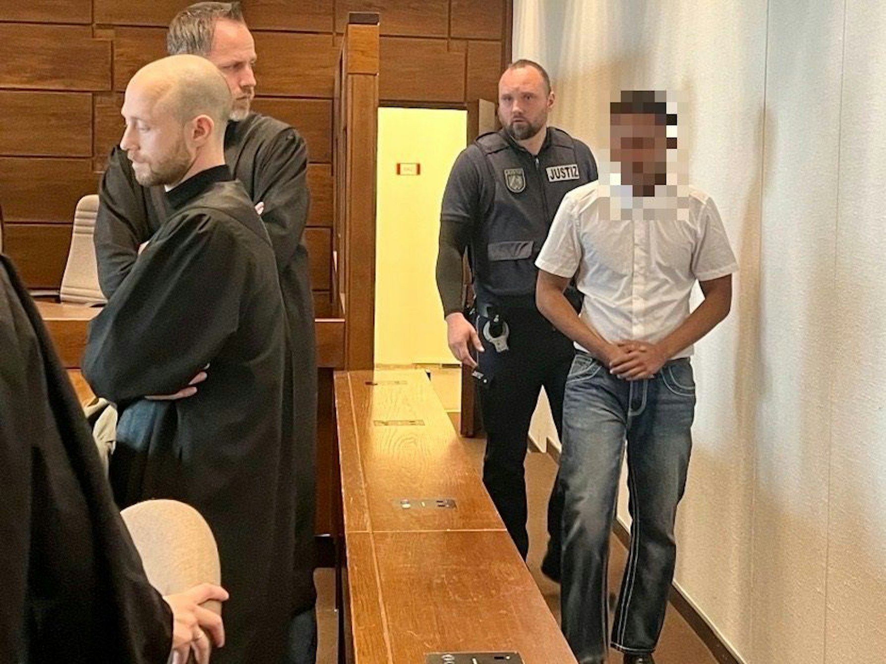Weiterer Angeklagter betritt den Saal.