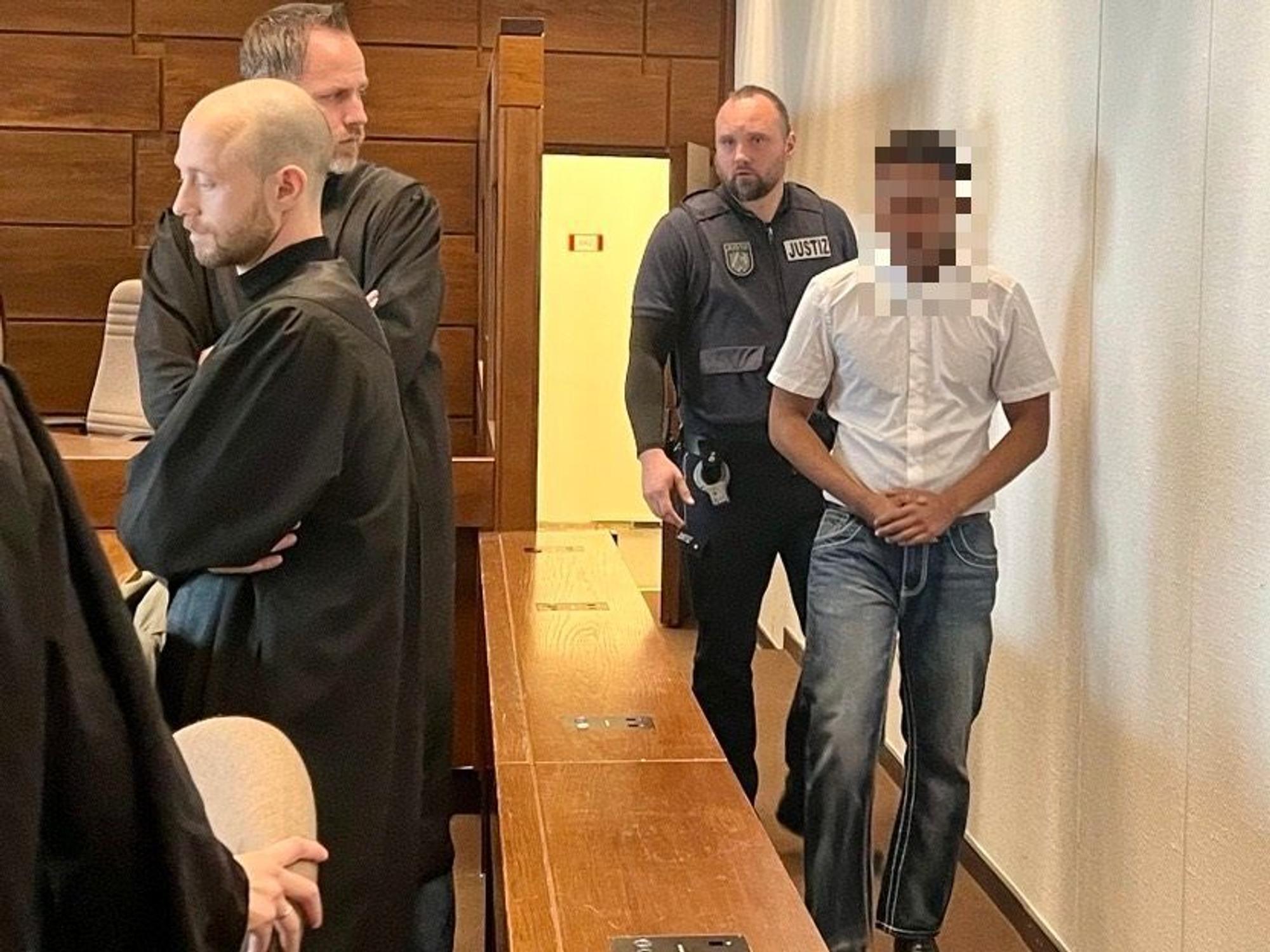 Weiterer Angeklagter betritt den Saal.