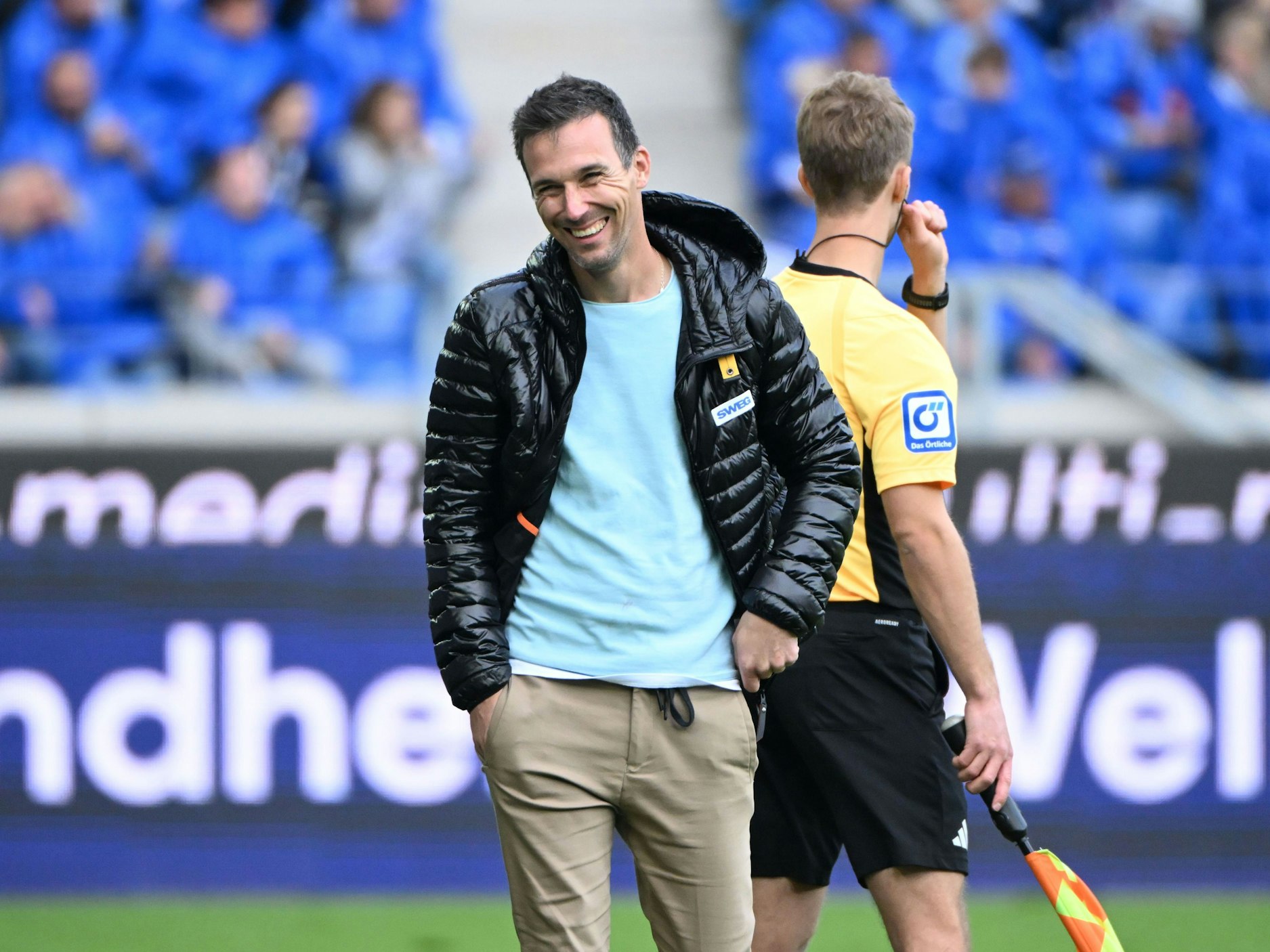 Christian Eichner lacht an der Seitenlinie.