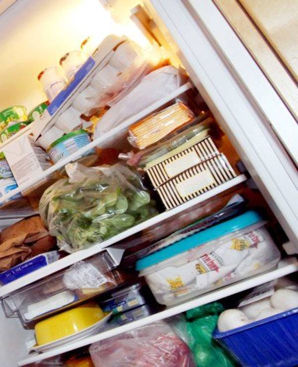 Ein Kühlschrank voll mit Lebensmitteln (Symbolbild): Früher gehörte Marmelade auf jeden Frühstückstisch. Das hat sich geändert.
