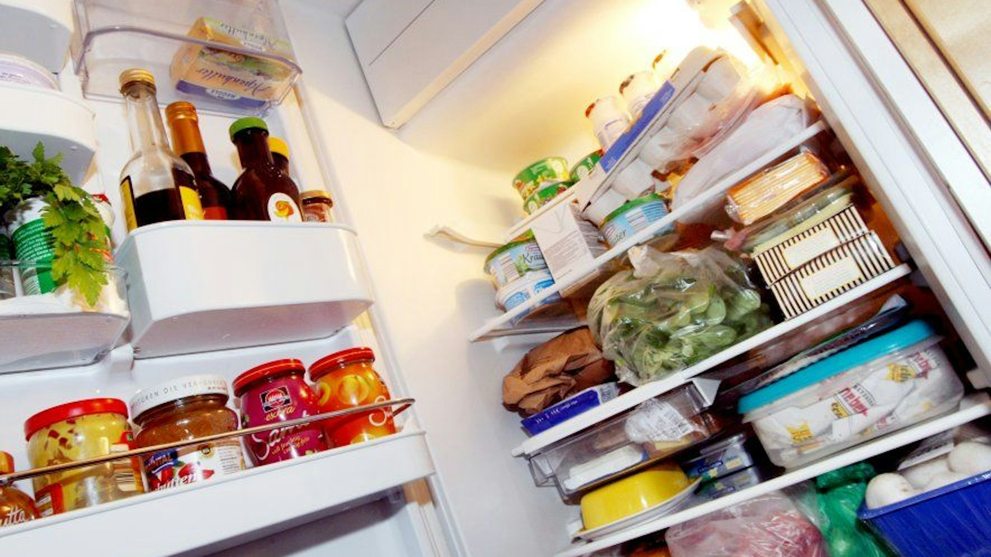 Ein Kühlschrank voll mit Lebensmitteln (Symbolbild): Früher gehörte Marmelade auf jeden Frühstückstisch. Das hat sich geändert.