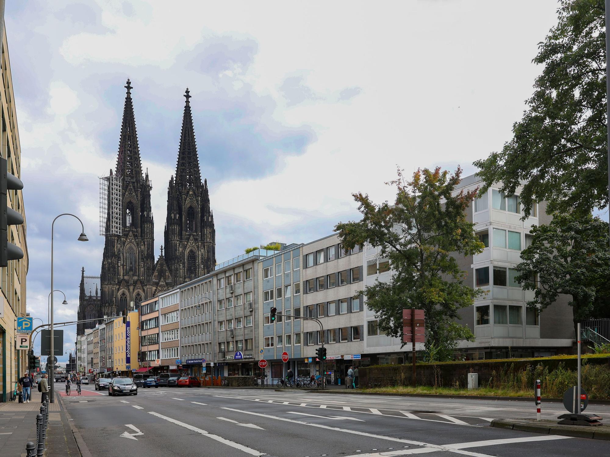 Autos fahren über die Komödienstraße.
