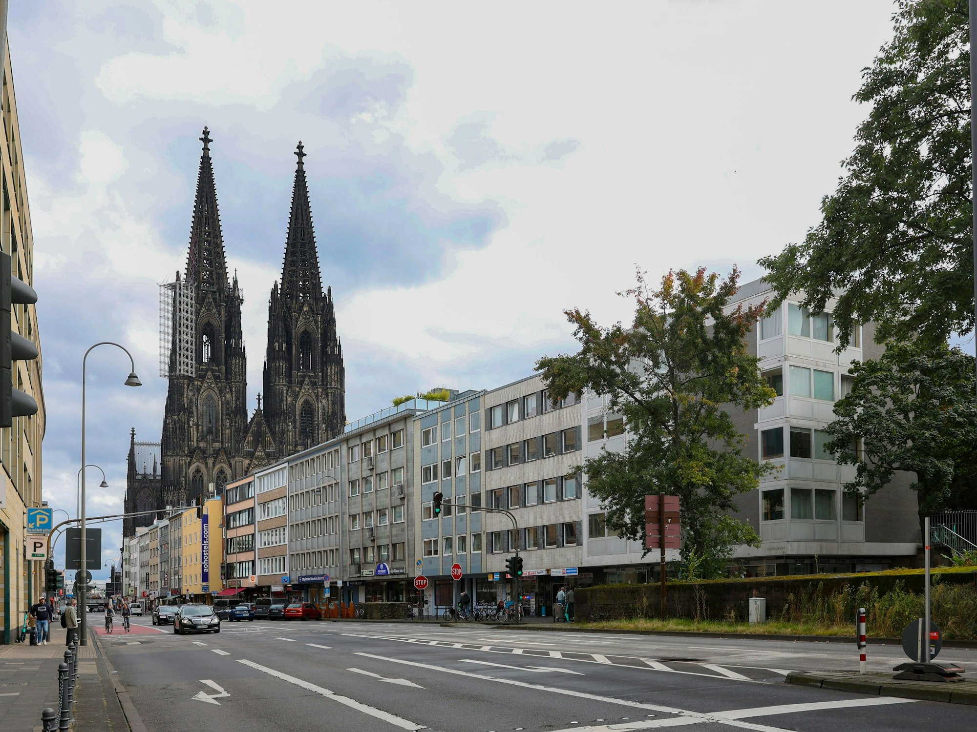 Autos fahren über die Komödienstraße.