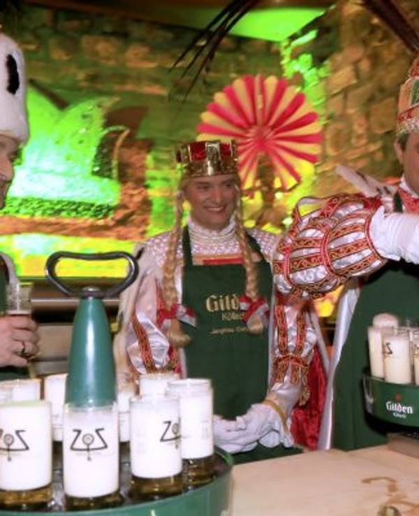 Das Kölner Dreigestirn beim Kölsch zapfen.